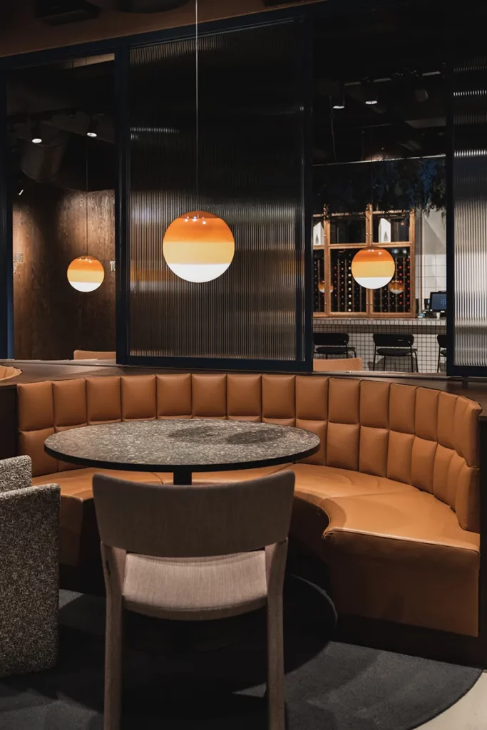 Vin Vin Wine Bar i Oslo med en matta Almedahls .