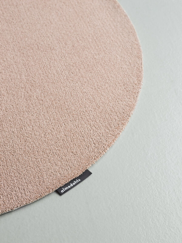 Pink Rollo Pro carpet round with Almedahls loggo.