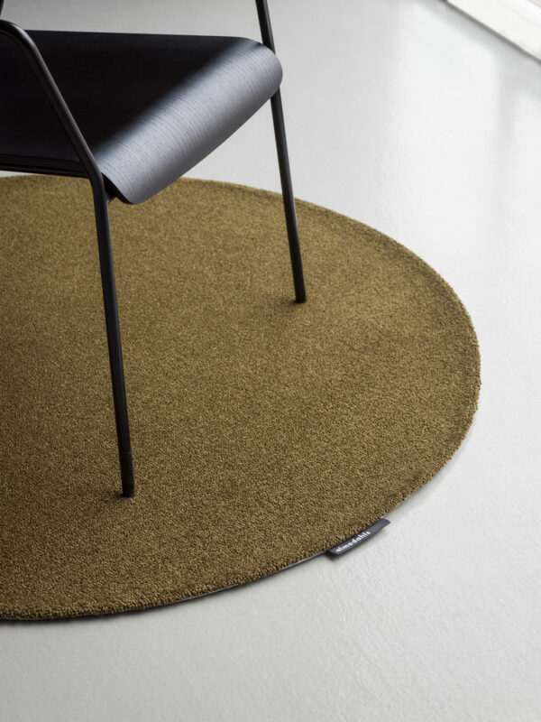 Round Rollo Pro rug with chair
