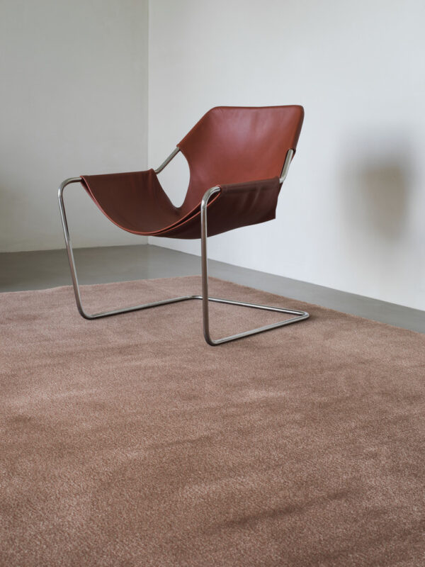 Shimmer II rug with design chair