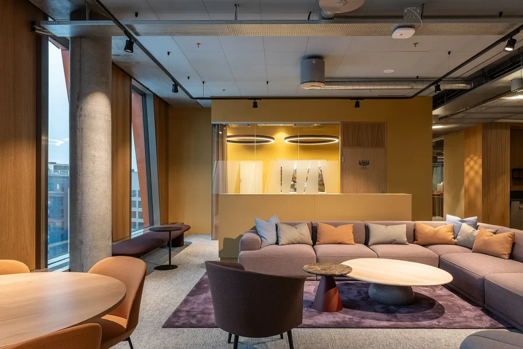 Asplan Viaks interiör med Almedahls  Hängande textil  Shimmer Rug.