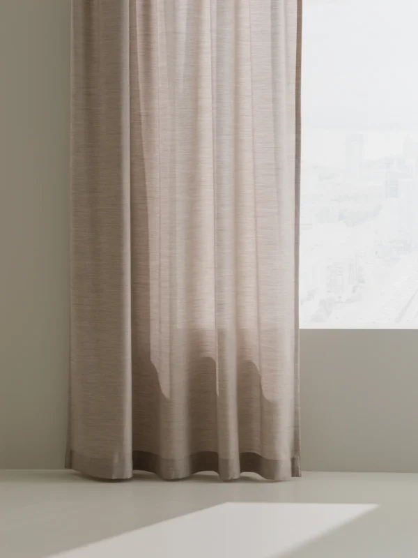 Earth är en sofistikerad textil med ett tidlöst uttryck.