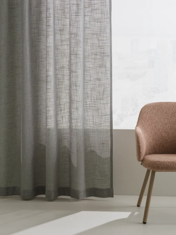 Harvest ett gardintyg från Almedahls med en designstol.