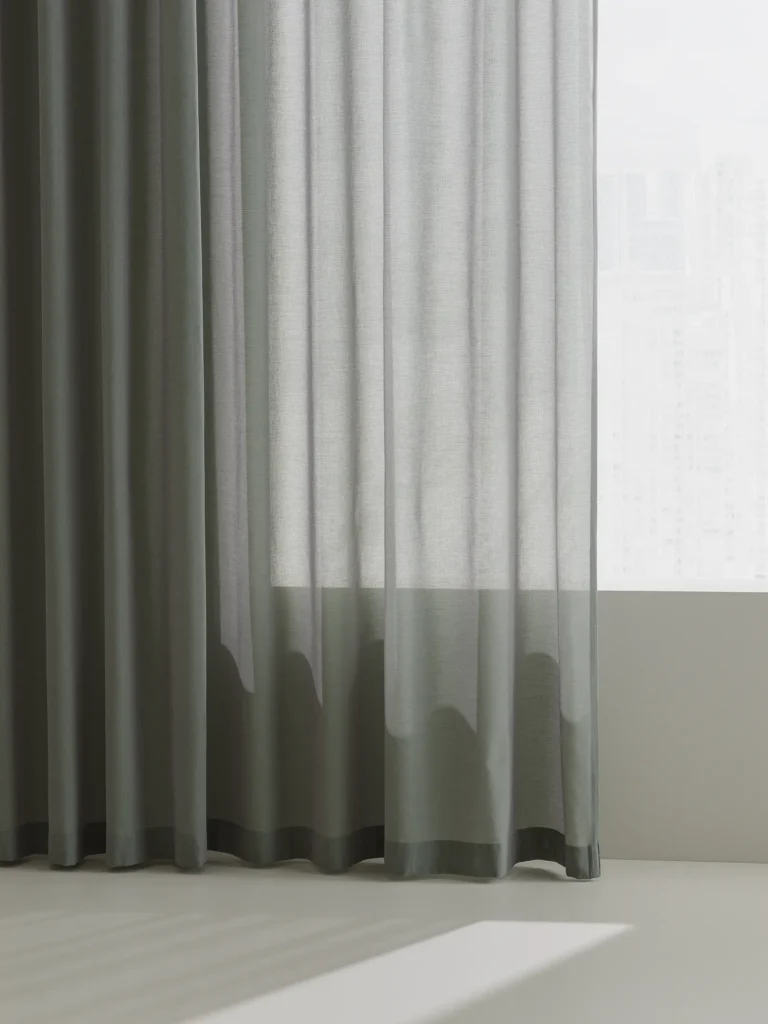 Almedahls Shade gardintyg, en lätt och flytande hängande textil med ett fräscht och stilrent uttryck.