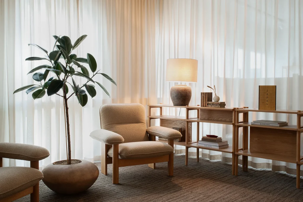 Arbetsplats med avskärmande textil Shade i referensprojektet Alps.