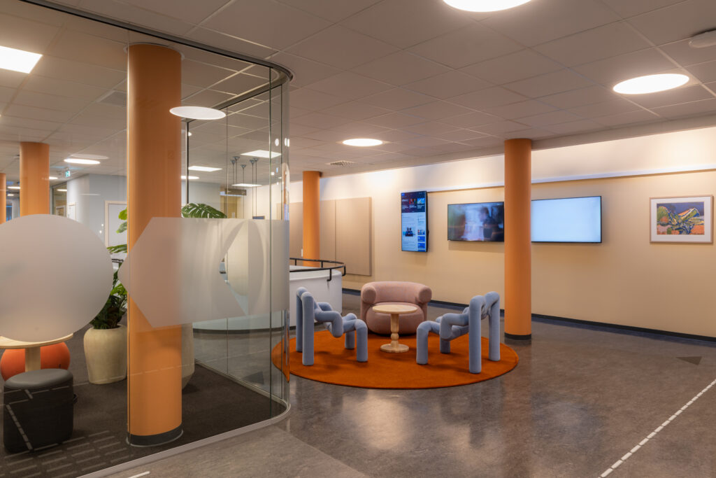 NRK:s regionala kontor i Tromsø med mattan Rollo från Almedahls, inredning av IARK och möbler av Lindbak.