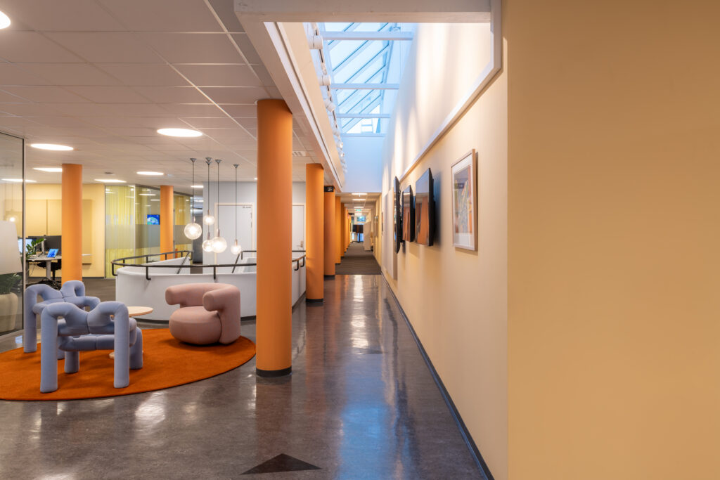 NRK:s regionala kontor i Tromsø med mattan Rollo från Almedahls, inredning av IARK och möbler av Lindbak.