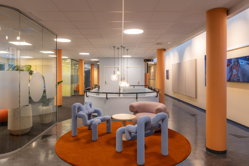 NRK:s distriktskontor i Tromsø. Projekt av IARK. Möbler levererade av Lindbak. Matta Rollo från Almedahls.