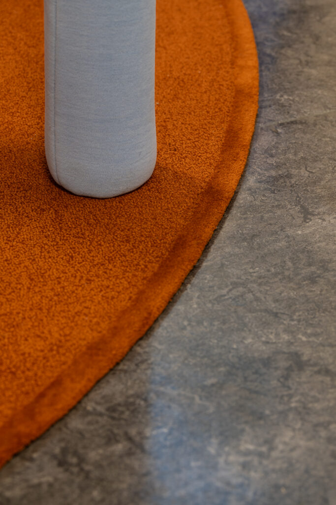 Textilmattan Rollo med kort lugg i en kontorsmiljö på NRK Tromsø.