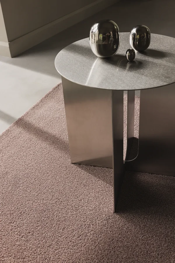 Almedahls rug, YTA, in a muted pink tone in a contemporary interior.